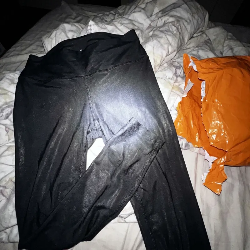 Dünne glänzende Leggings von Temu neben dem Paket